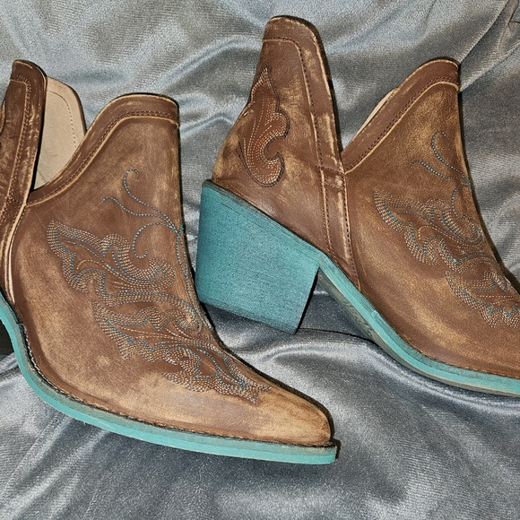 CORRAL BOOTIES- NWOT - Picture 2 of 6